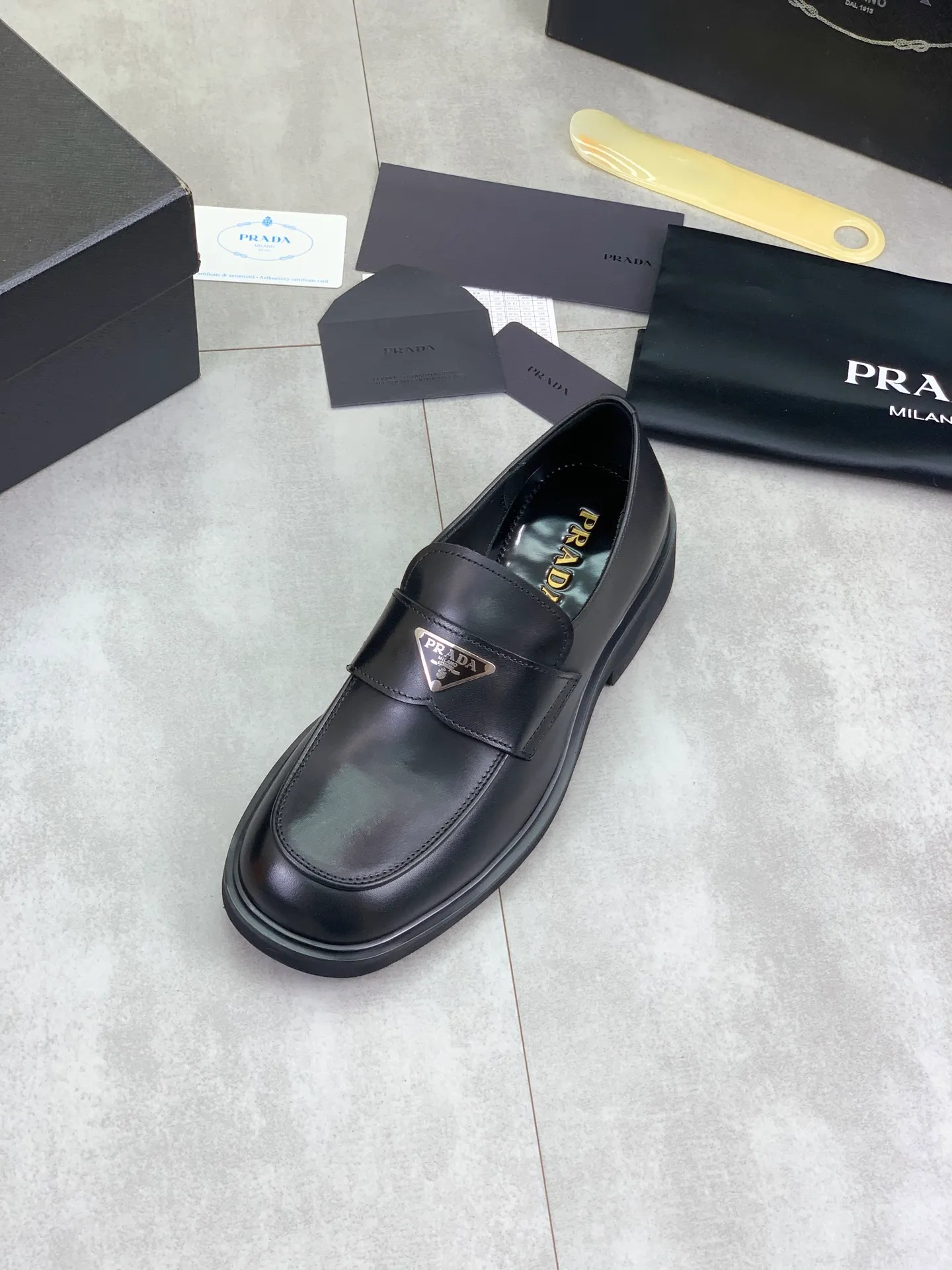 Factory price P840 💰Original quality, top version🔱 ＰＲＡＤＡPrada. Men's business casual leather shoes, top quality cow leather. 1:1 shipment ⬆️Luxurious and noble, all made of imported original first-layer fine suede cowhide, just to create a more comfortable wearing experience. Upper: original comfortable open-edge bead-rubbed calfskin ➕Top imported water-dyed full cow lining, original high-end lightweight and comfortable TPU combination bottom ✔️Code number: 39-44 (38 45 Can be customized)